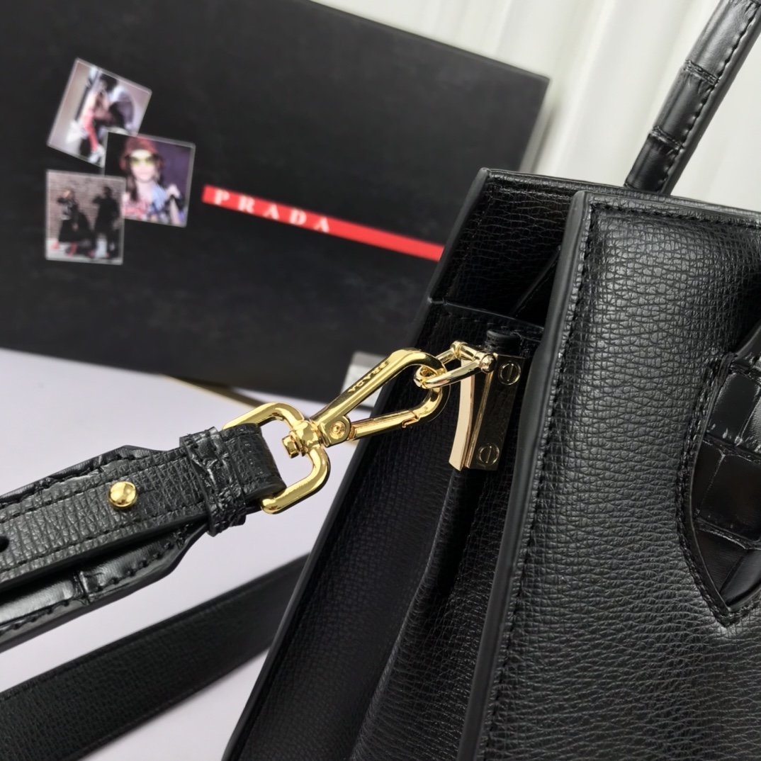送料無料 Prada プラダ  バッグ 実物の写真 スーパーコピーバッグN品代引き対応国内発送後払い安全必ず届く信用できるサイト