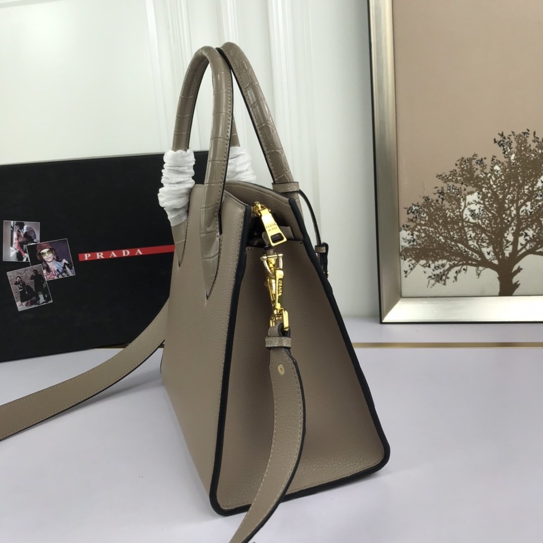 送料無料 Prada プラダ  バッグ 実物の写真 スーパーコピーバッグN品代引き対応国内発送後払い安全必ず届く信用できるサイト
