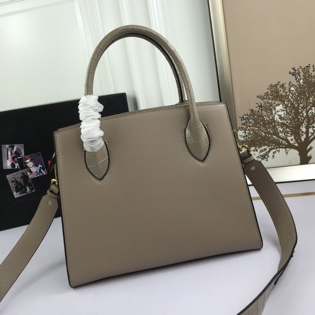 送料無料 Prada プラダ  バッグ 実物の写真 スーパーコピーバッグN品代引き対応国内発送後払い安全必ず届く信用できるサイト
