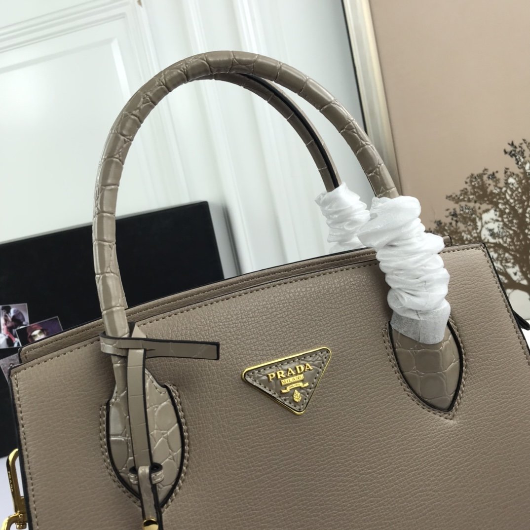 送料無料 Prada プラダ  バッグ 実物の写真 スーパーコピーバッグN品代引き対応国内発送後払い安全必ず届く信用できるサイト