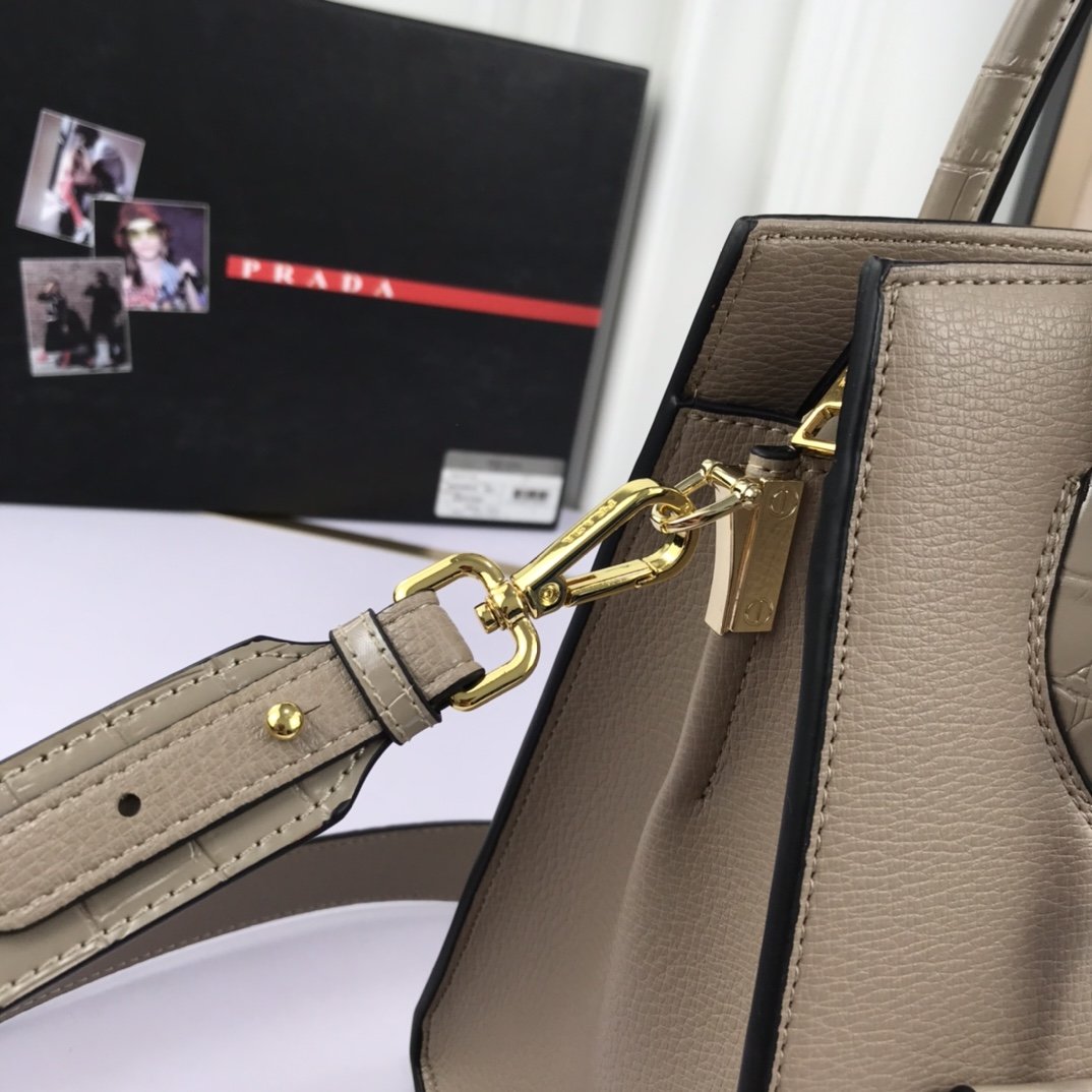 送料無料 Prada プラダ  バッグ 実物の写真 スーパーコピーバッグN品代引き対応国内発送後払い安全必ず届く信用できるサイト