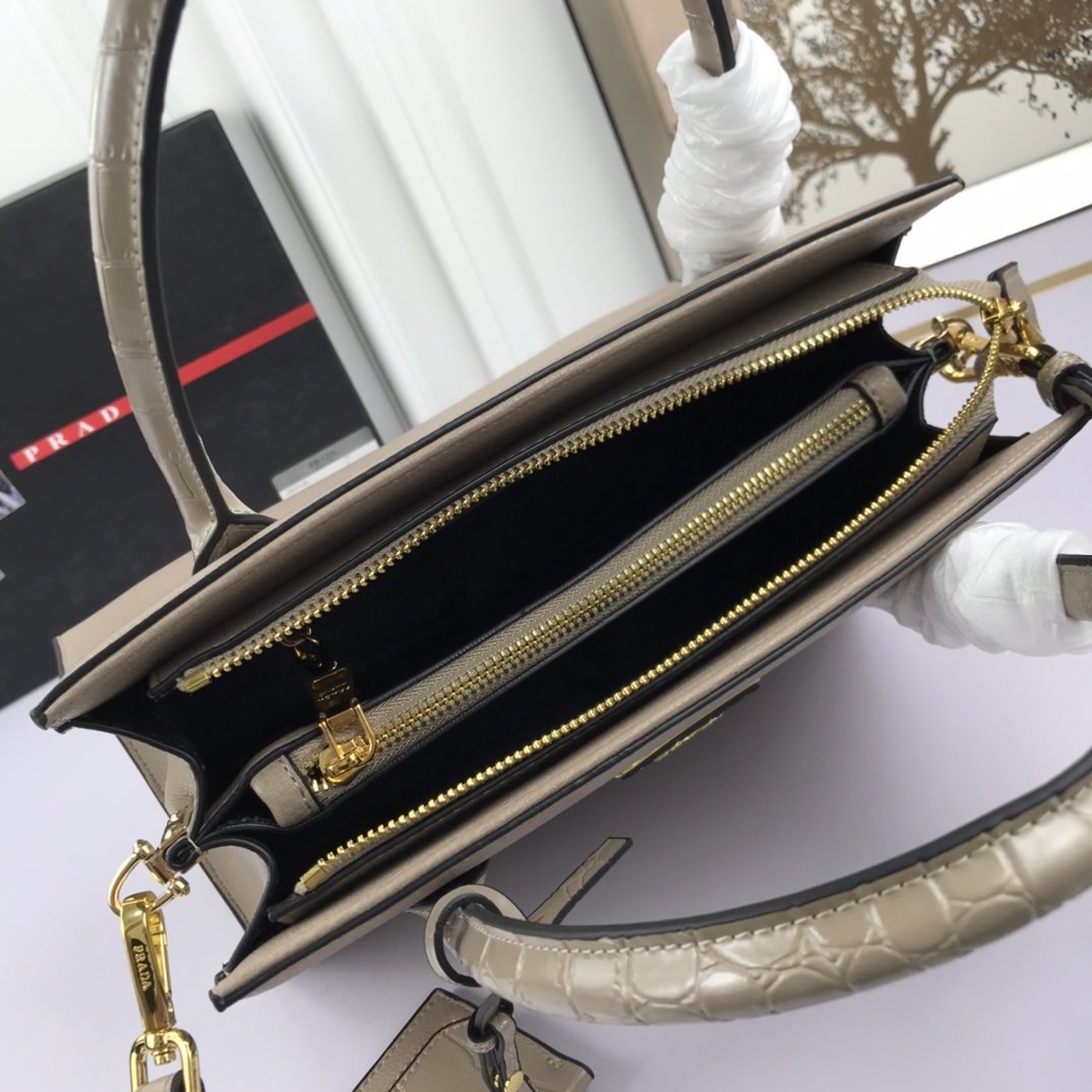 送料無料 Prada プラダ  バッグ 実物の写真 スーパーコピーバッグN品代引き対応国内発送後払い安全必ず届く信用できるサイト
