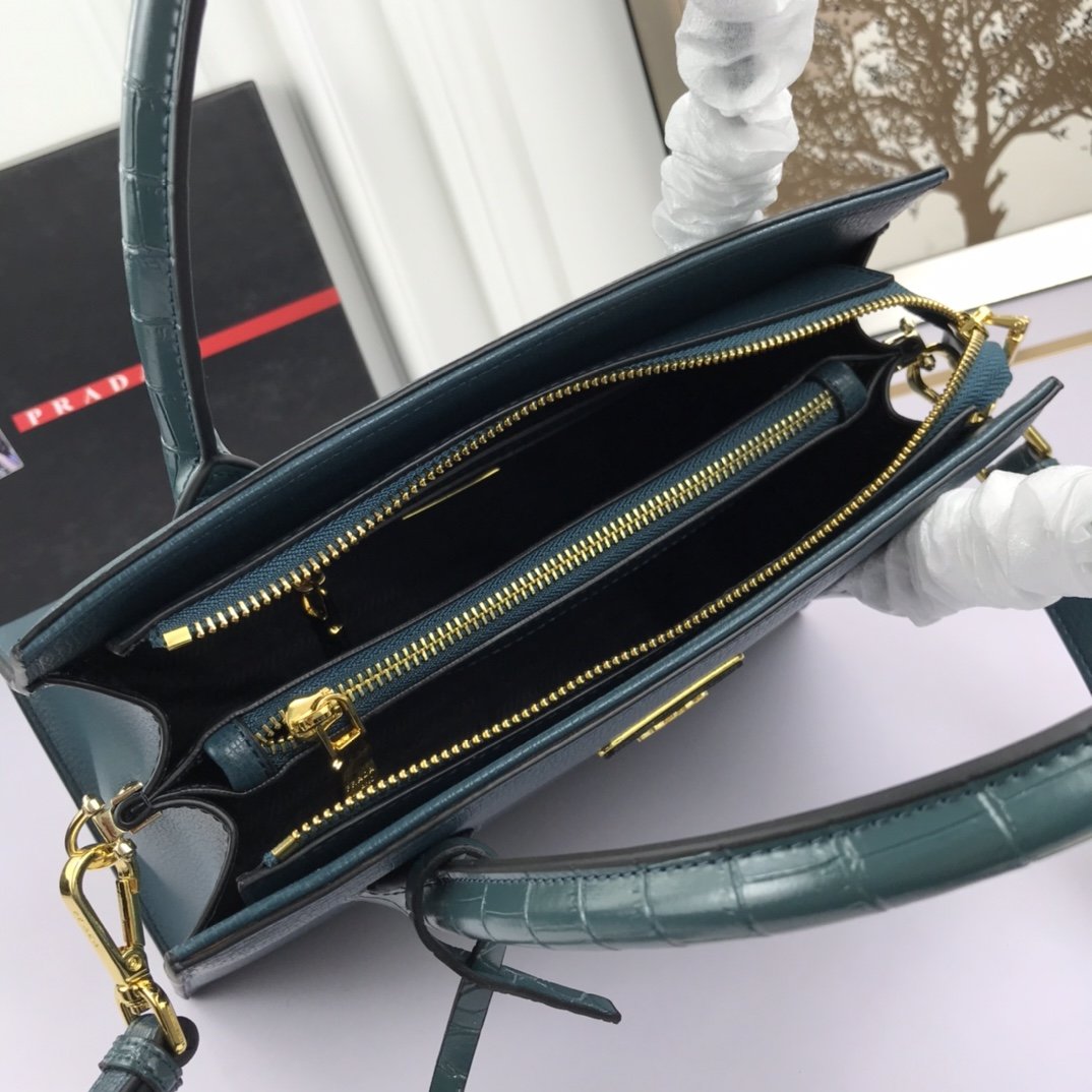 送料無料 Prada プラダ  バッグ 実物の写真 スーパーコピーバッグN品代引き対応国内発送後払い安全必ず届く信用できるサイト