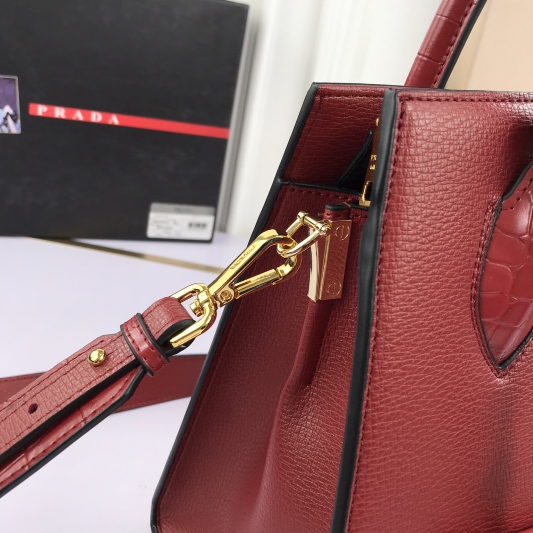 送料無料 Prada プラダ  バッグ 実物の写真 スーパーコピーバッグN品代引き対応国内発送後払い安全必ず届く信用できるサイト