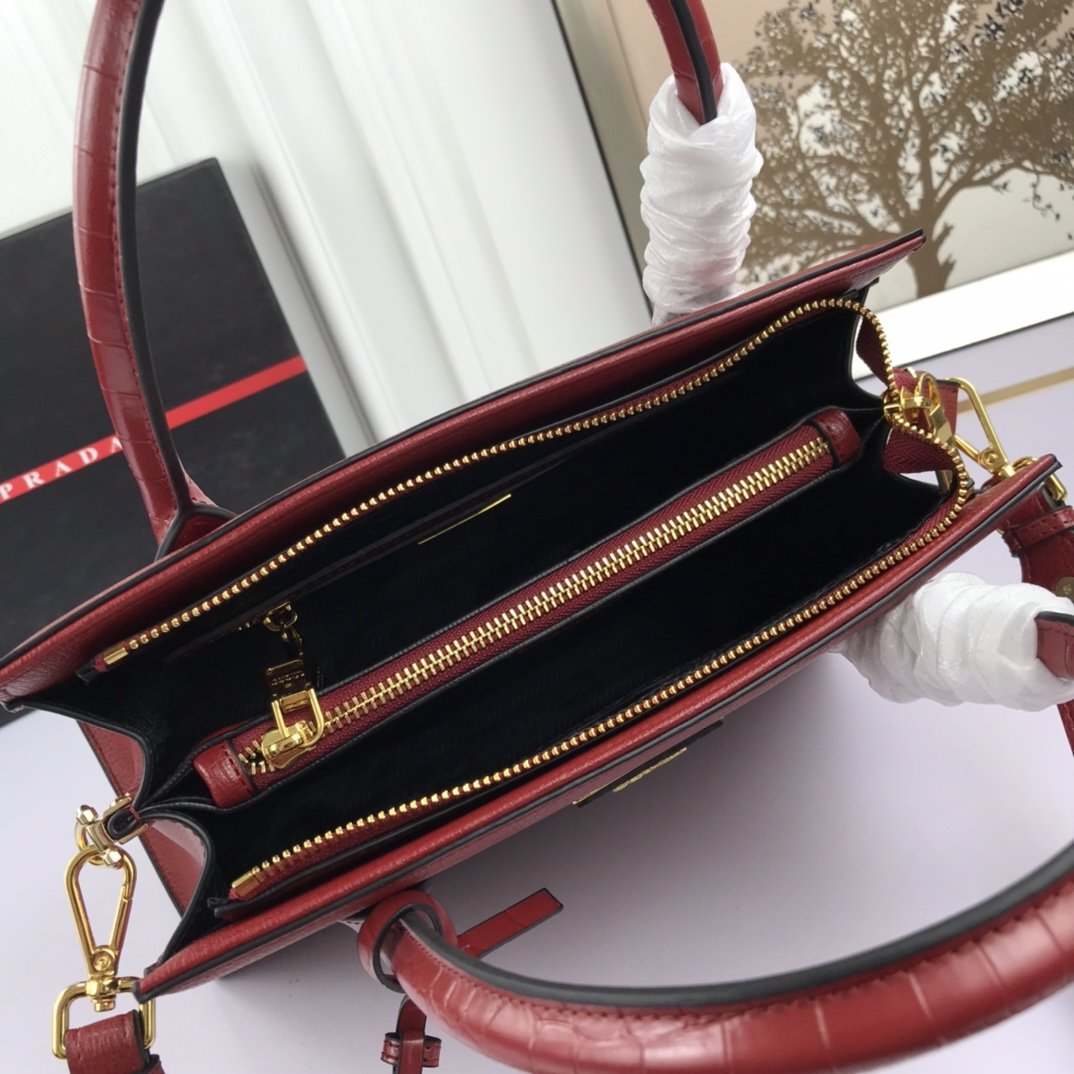 送料無料 Prada プラダ  バッグ 実物の写真 スーパーコピーバッグN品代引き対応国内発送後払い安全必ず届く信用できるサイト