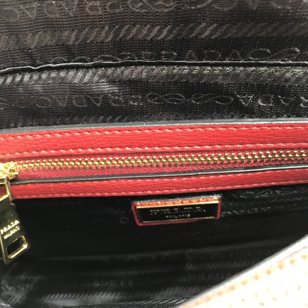 送料無料 Prada プラダ  バッグ 実物の写真 スーパーコピーバッグN品代引き対応国内発送後払い安全必ず届く信用できるサイト
