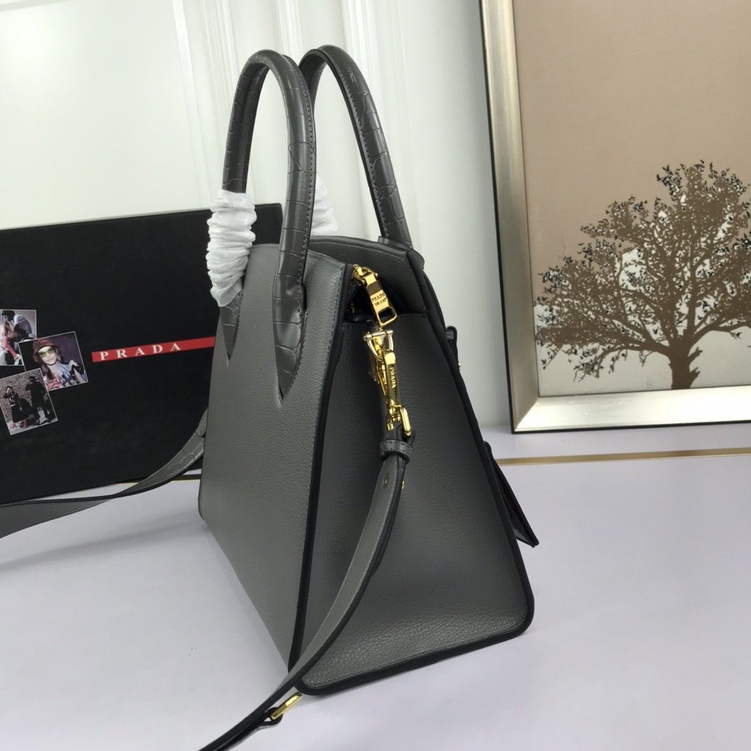 送料無料 Prada プラダ  バッグ 実物の写真 スーパーコピーバッグN品代引き対応国内発送後払い安全必ず届く信用できるサイト