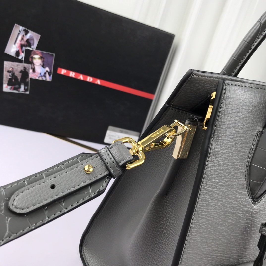 送料無料 Prada プラダ  バッグ 実物の写真 スーパーコピーバッグN品代引き対応国内発送後払い安全必ず届く信用できるサイト