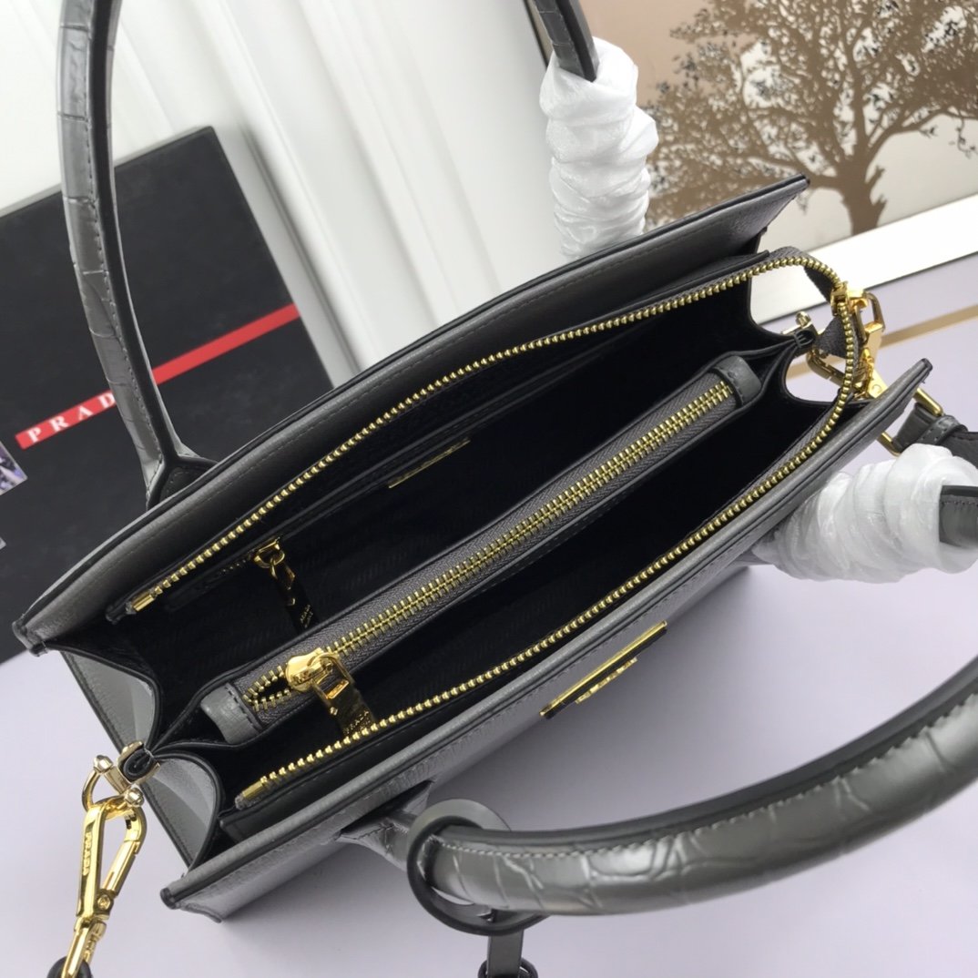 送料無料 Prada プラダ  バッグ 実物の写真 スーパーコピーバッグN品代引き対応国内発送後払い安全必ず届く信用できるサイト