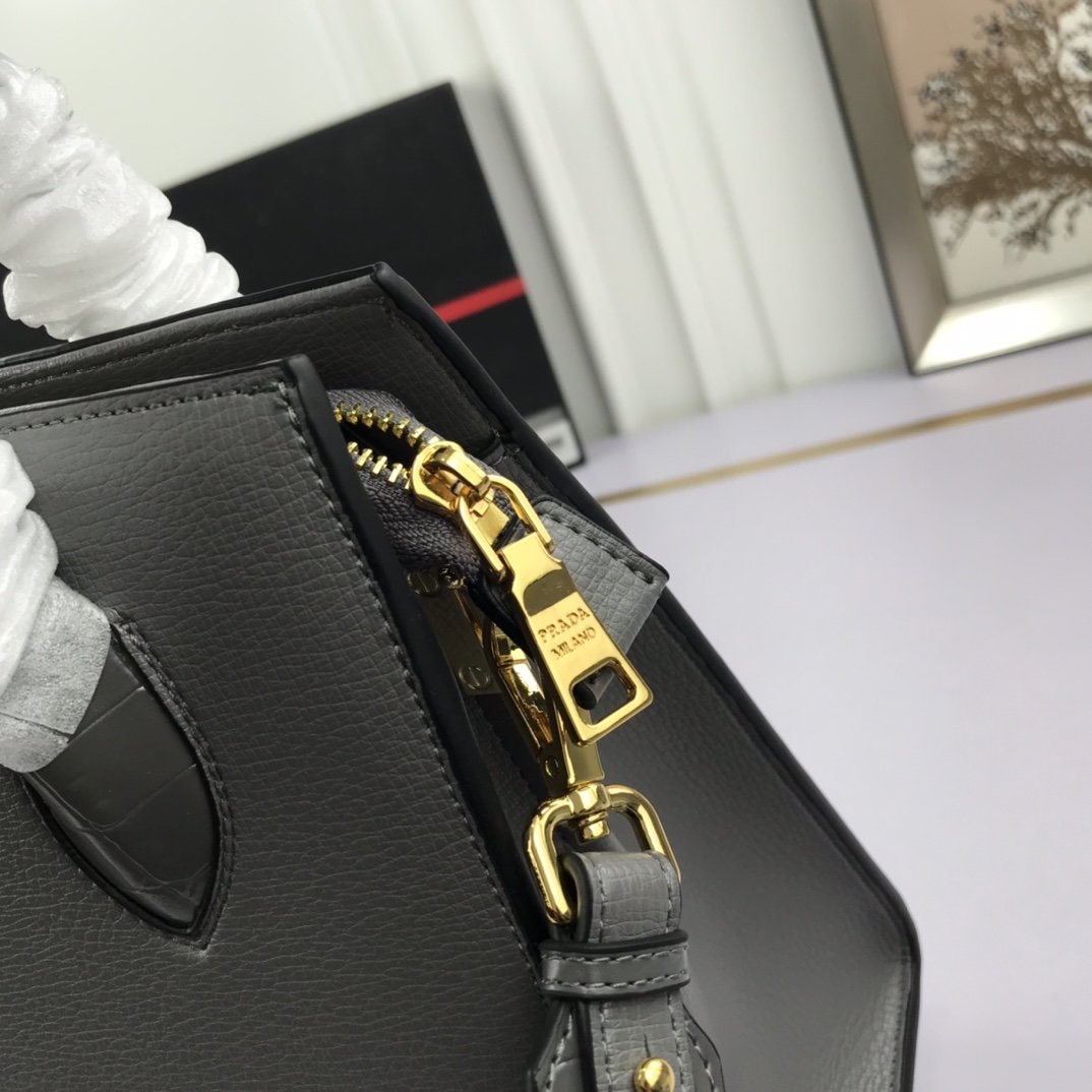 送料無料 Prada プラダ  バッグ 実物の写真 スーパーコピーバッグN品代引き対応国内発送後払い安全必ず届く信用できるサイト