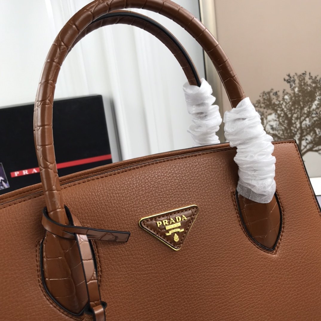 送料無料 Prada プラダ  バッグ 実物の写真 スーパーコピーバッグN品代引き対応国内発送後払い安全必ず届く信用できるサイト