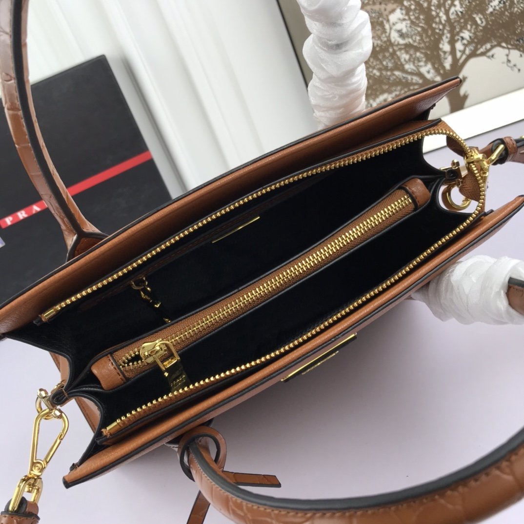 送料無料 Prada プラダ  バッグ 実物の写真 スーパーコピーバッグN品代引き対応国内発送後払い安全必ず届く信用できるサイト