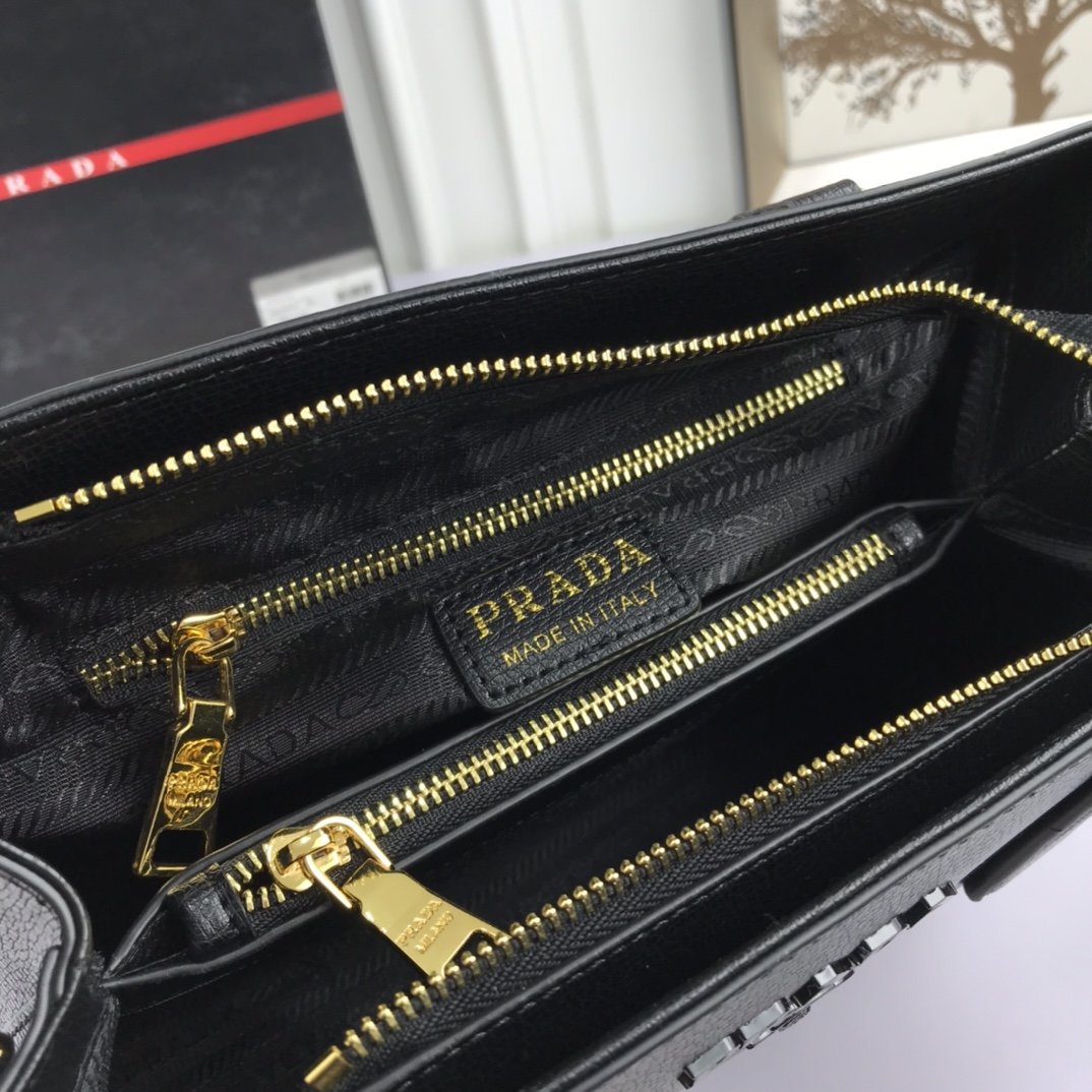 送料無料 Prada プラダ  バッグ 実物の写真 スーパーコピーバッグN品代引き対応国内発送後払い安全必ず届く信用できるサイト