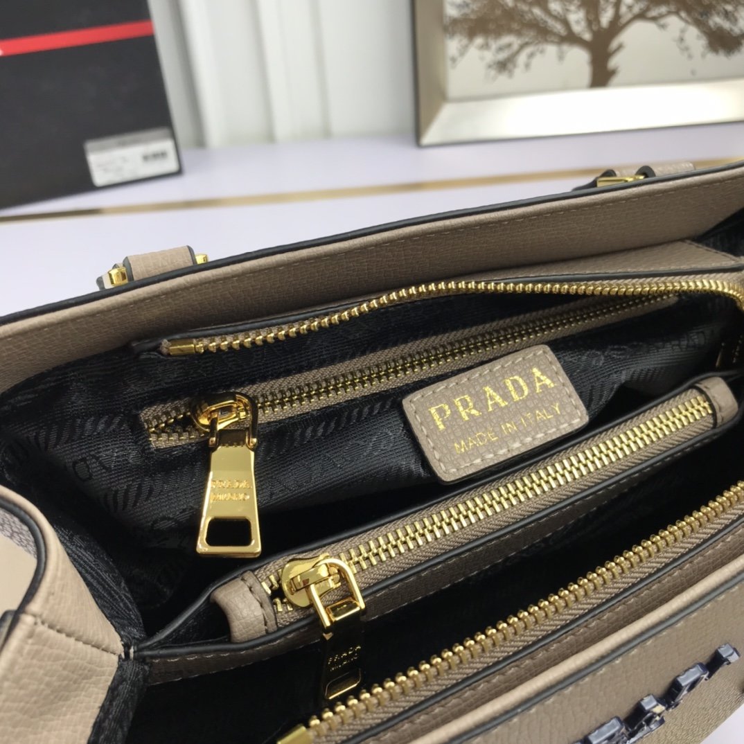 送料無料 Prada プラダ  バッグ 実物の写真 スーパーコピーバッグN品代引き対応国内発送後払い安全必ず届く信用できるサイト