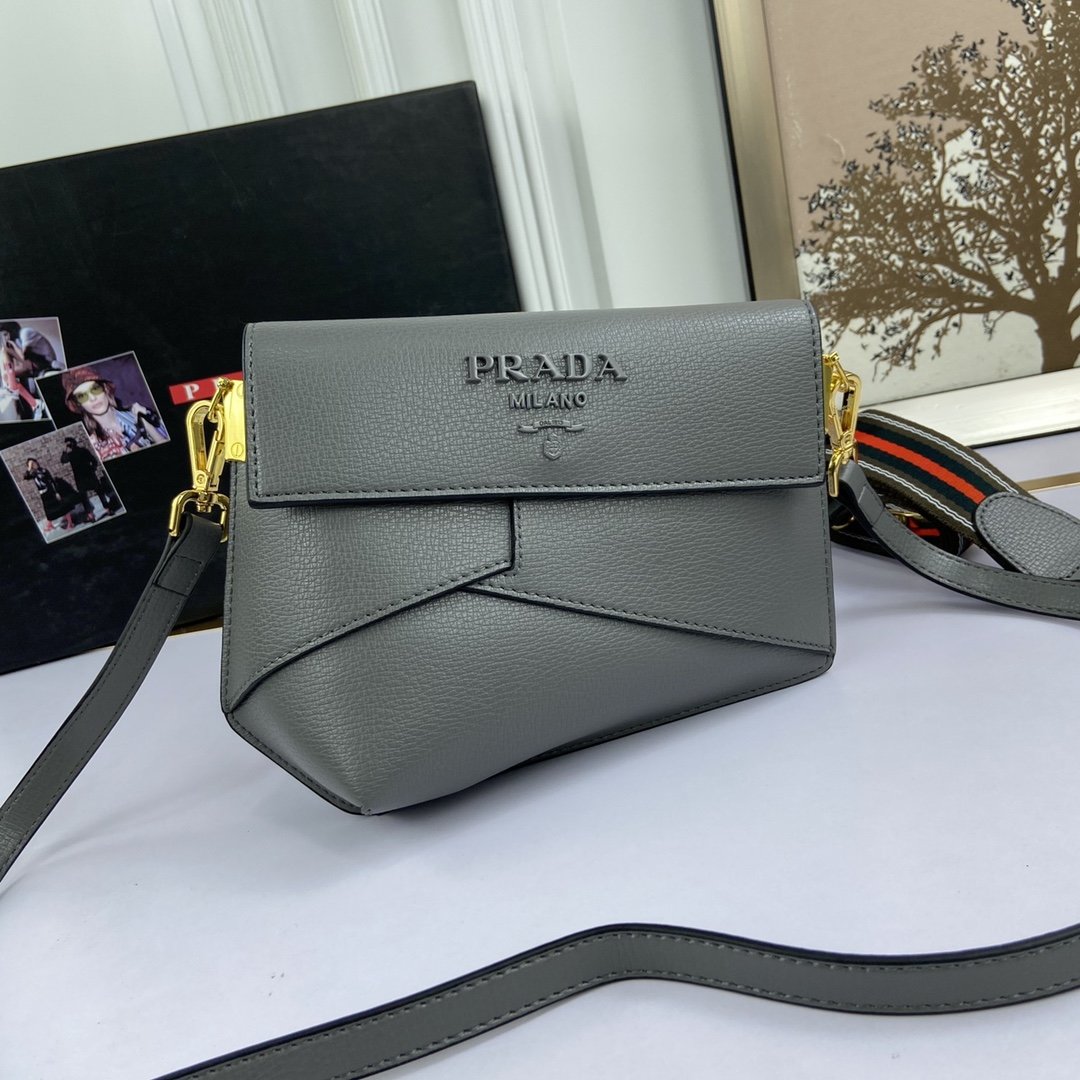 送料無料 Prada プラダ  バッグ 実物の写真 スーパーコピーバッグN品代引き対応国内発送後払い安全必ず届く信用できるサイト