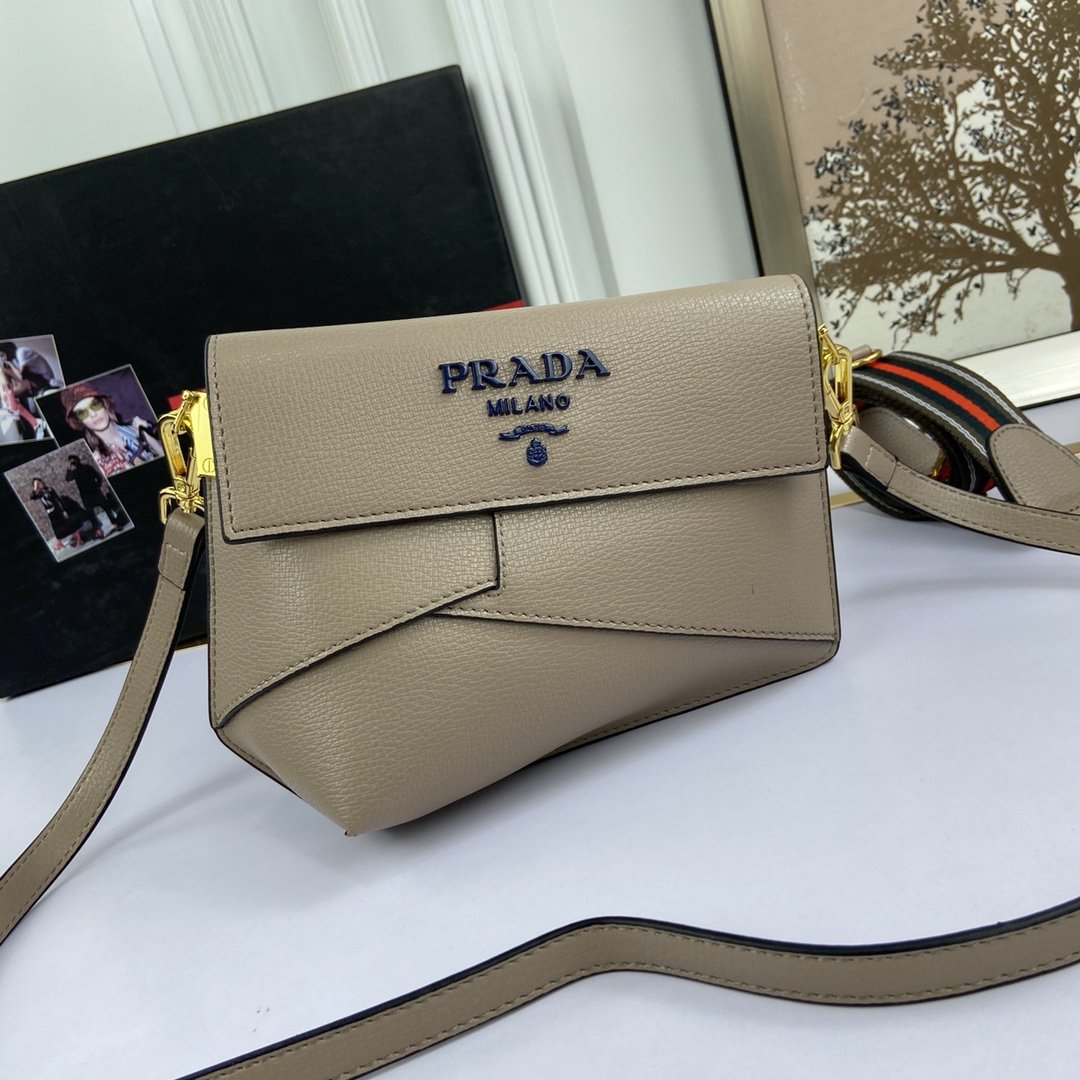 送料無料 Prada プラダ  バッグ 実物の写真 スーパーコピーバッグN品代引き対応国内発送後払い安全必ず届く信用できるサイト