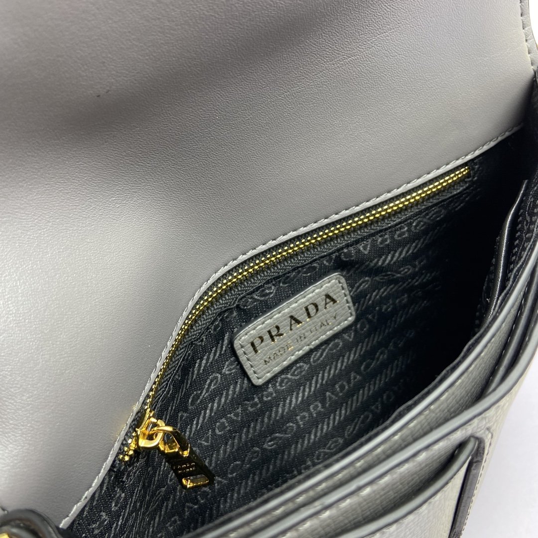 送料無料 Prada プラダ  バッグ 実物の写真 スーパーコピーバッグN品代引き対応国内発送後払い安全必ず届く信用できるサイト