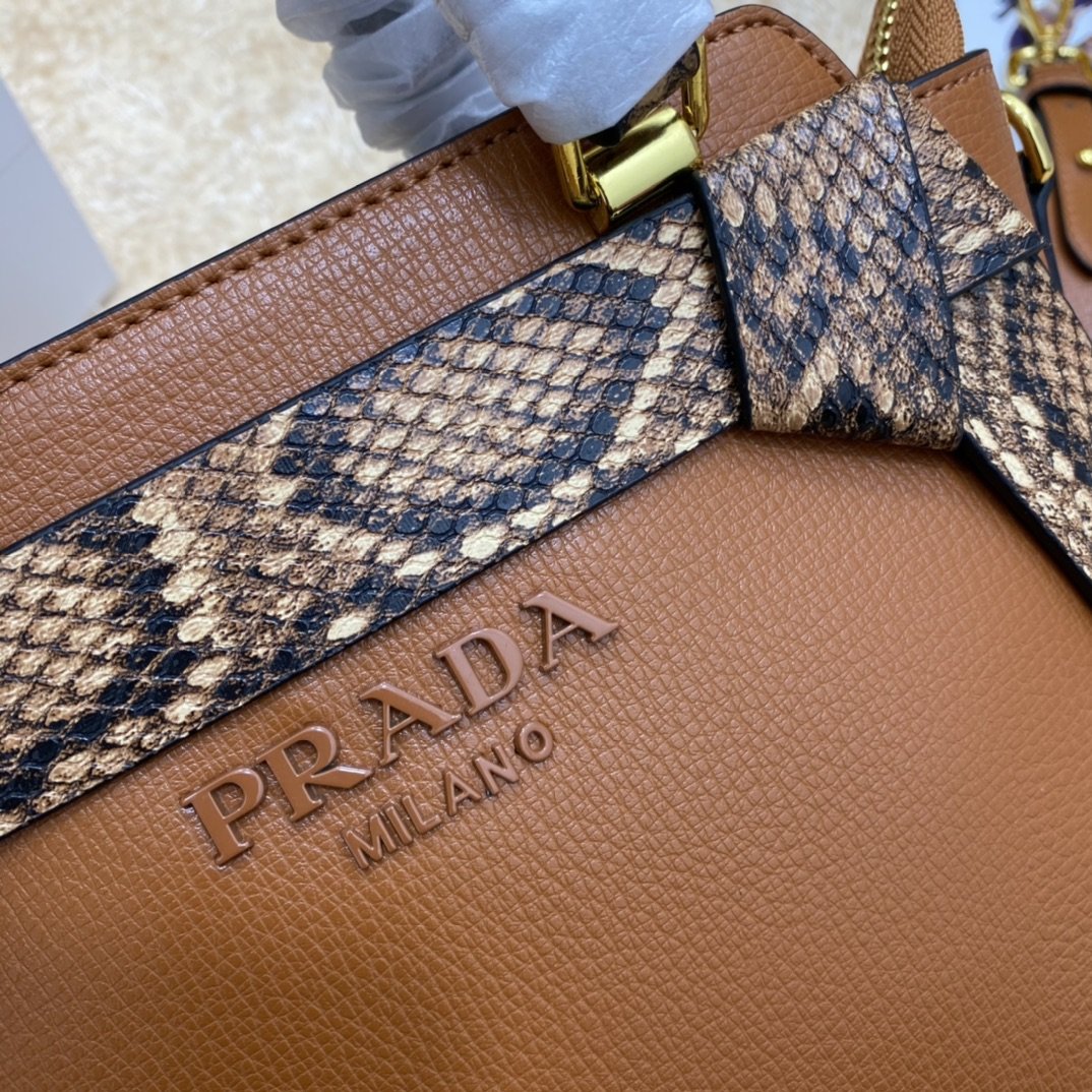 送料無料 Prada プラダ  バッグ 実物の写真 スーパーコピーバッグN品代引き対応国内発送後払い安全必ず届く信用できるサイト