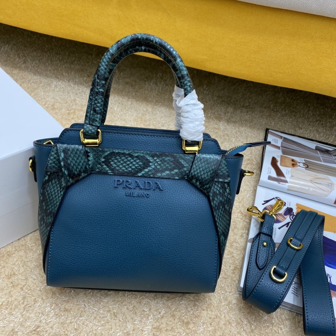 送料無料 Prada プラダ  バッグ 実物の写真 スーパーコピーバッグN品代引き対応国内発送後払い安全必ず届く信用できるサイト