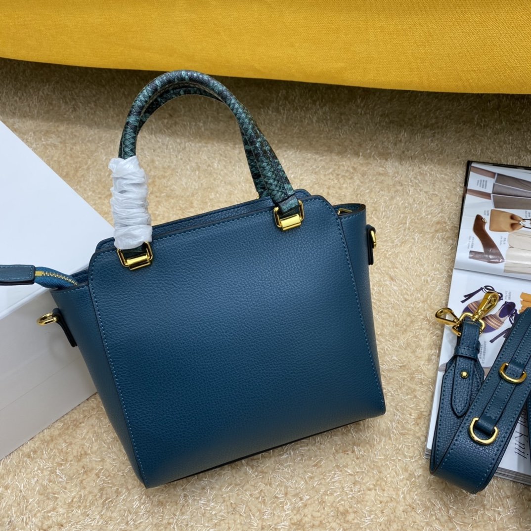 送料無料 Prada プラダ  バッグ 実物の写真 スーパーコピーバッグN品代引き対応国内発送後払い安全必ず届く信用できるサイト