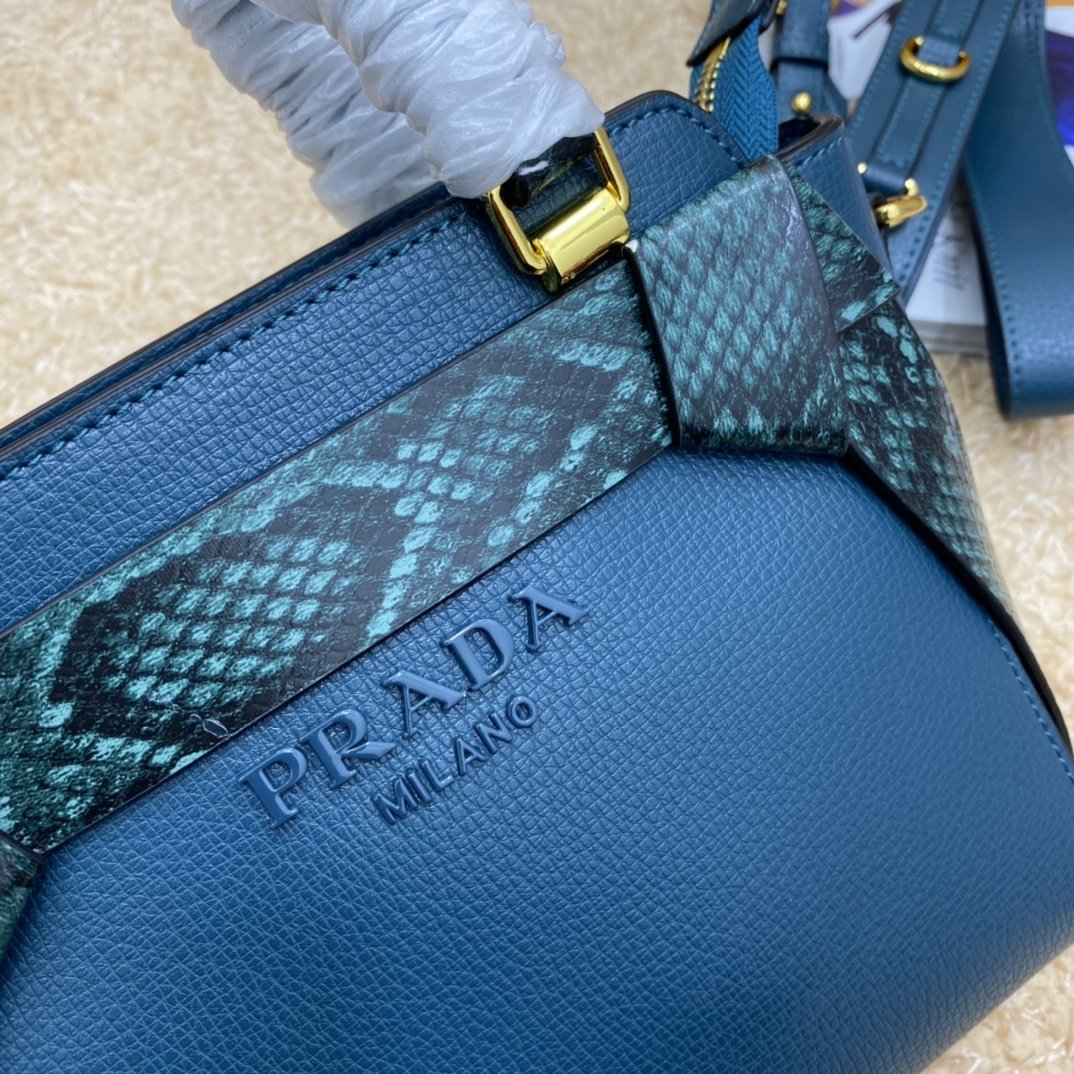 送料無料 Prada プラダ  バッグ 実物の写真 スーパーコピーバッグN品代引き対応国内発送後払い安全必ず届く信用できるサイト