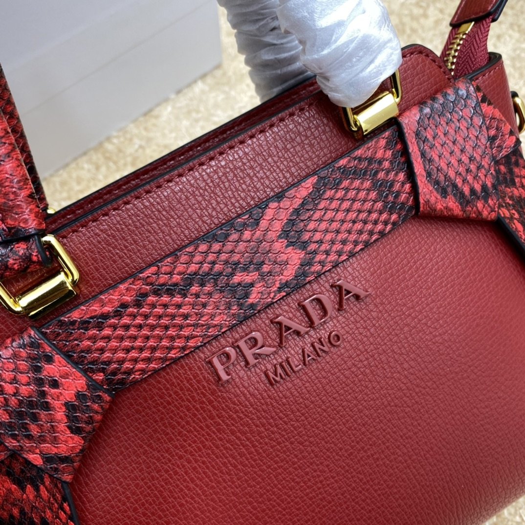 送料無料 Prada プラダ  バッグ 実物の写真 スーパーコピーバッグN品代引き対応国内発送後払い安全必ず届く信用できるサイト