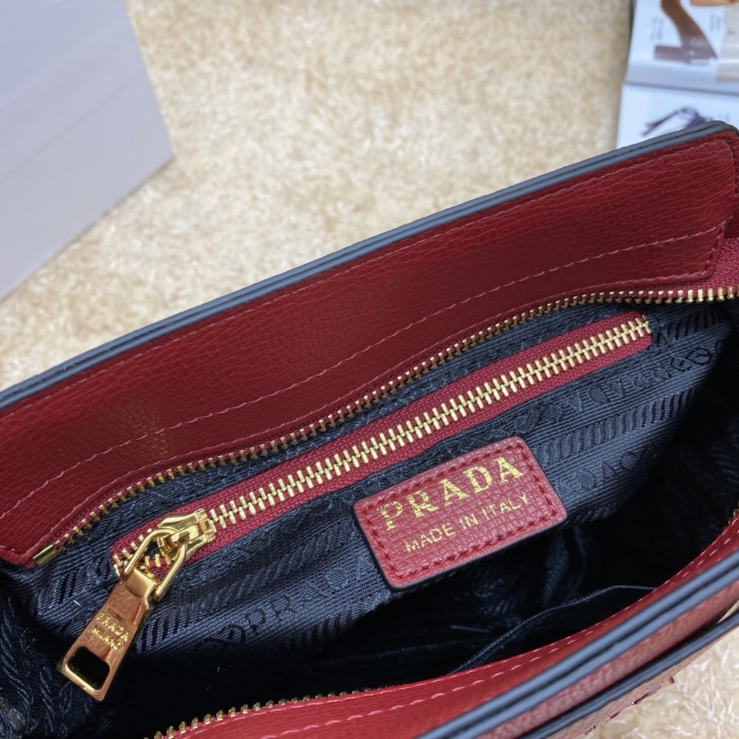 送料無料 Prada プラダ  バッグ 実物の写真 スーパーコピーバッグN品代引き対応国内発送後払い安全必ず届く信用できるサイト