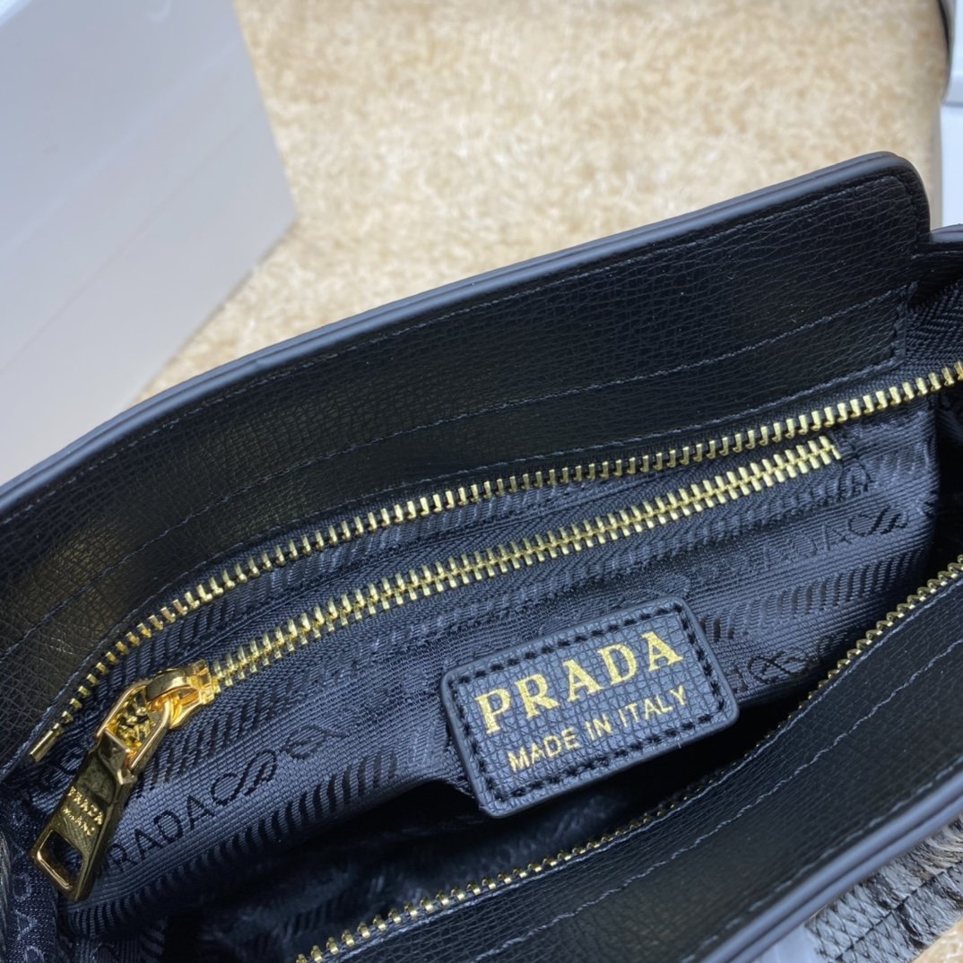 送料無料 Prada プラダ  バッグ 実物の写真 スーパーコピーバッグN品代引き対応国内発送後払い安全必ず届く信用できるサイト