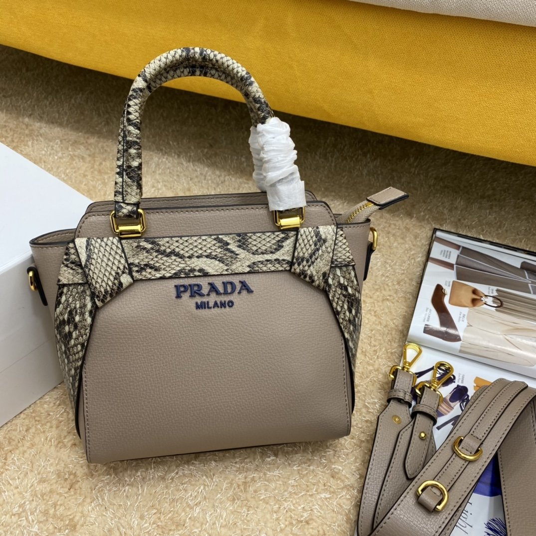 送料無料 Prada プラダ  バッグ 実物の写真 スーパーコピーバッグN品代引き対応国内発送後払い安全必ず届く信用できるサイト