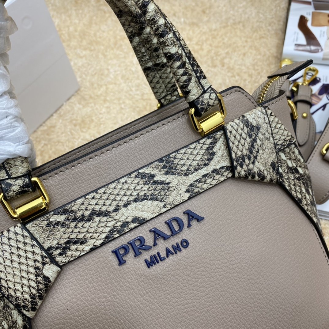 送料無料 Prada プラダ  バッグ 実物の写真 スーパーコピーバッグN品代引き対応国内発送後払い安全必ず届く信用できるサイト