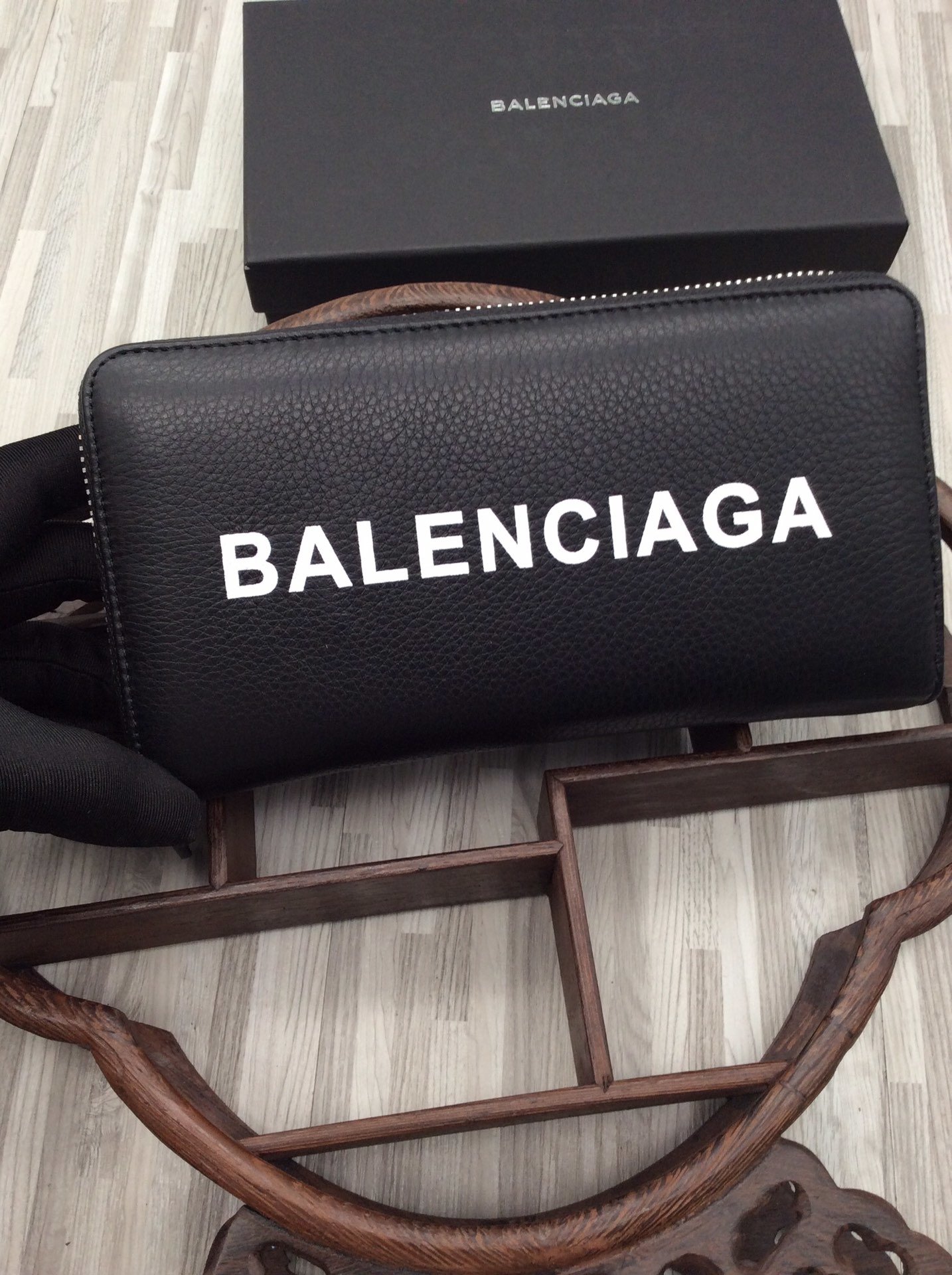 スーパーコピー後払い国内発送 Balenciaga バレンシアガ 長財布 実物の写真 N品代引き対応送料無料安全必ず届く信用できるサイト