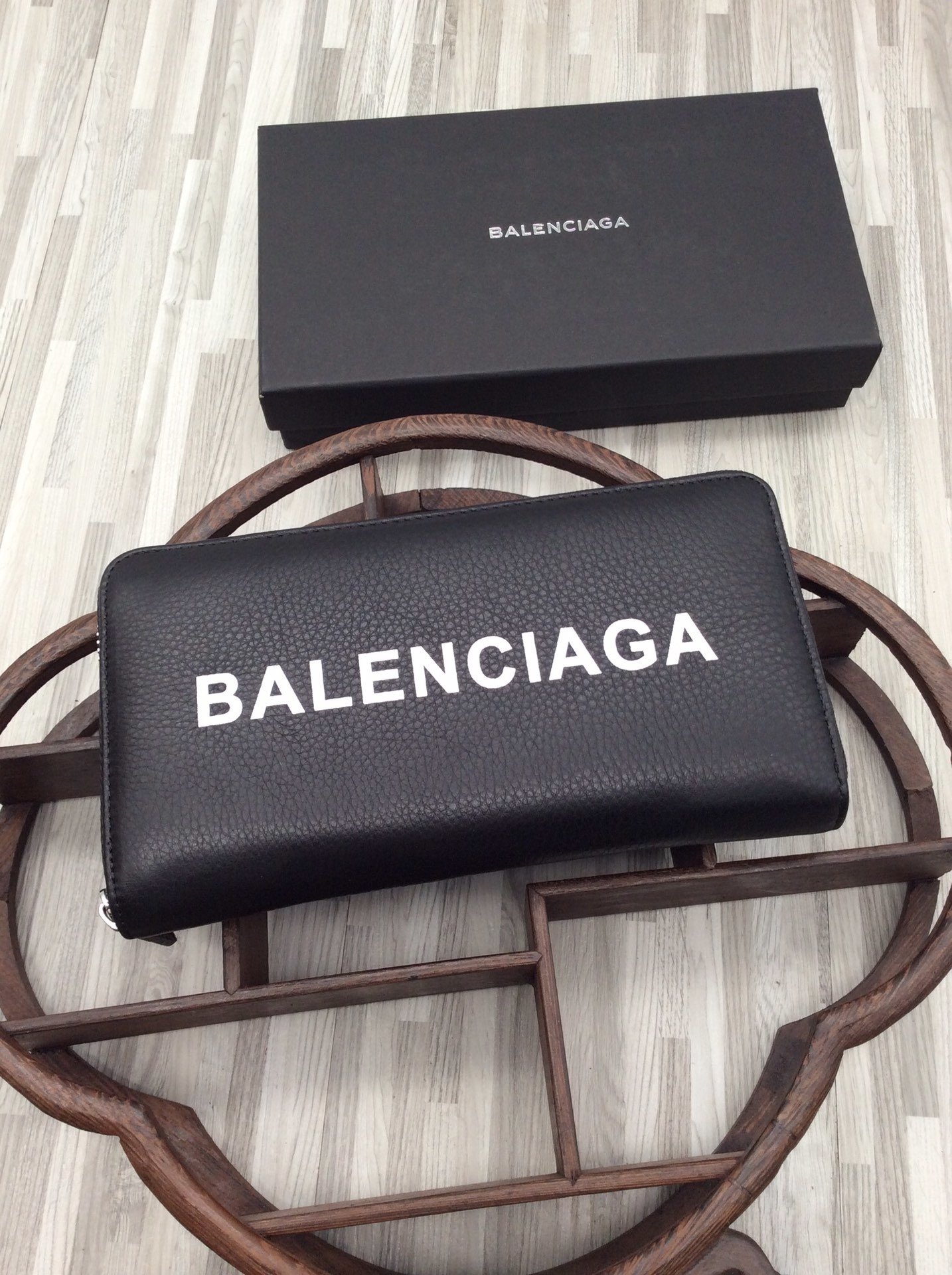 スーパーコピー後払い国内発送 Balenciaga バレンシアガ 長財布 実物の写真 N品代引き対応送料無料安全必ず届く信用できるサイト