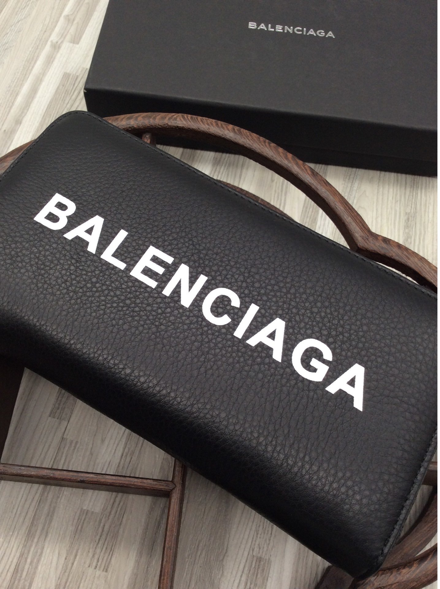 スーパーコピー後払い国内発送 Balenciaga バレンシアガ 長財布 実物の写真 N品代引き対応送料無料安全必ず届く信用できるサイト