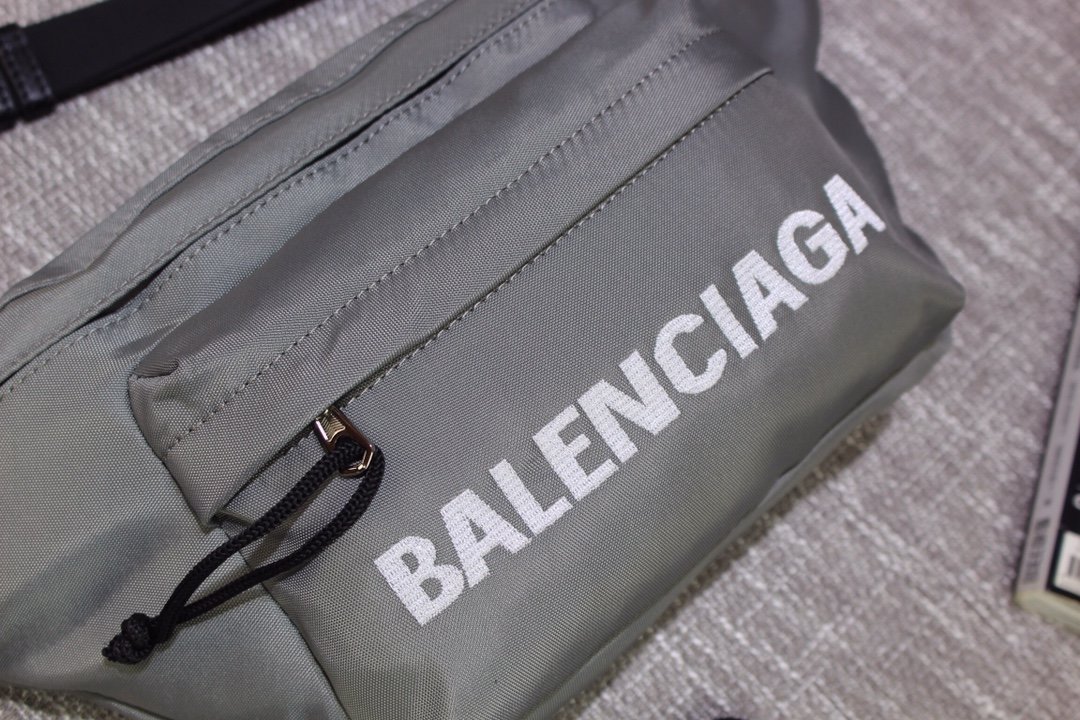 スーパーコピー後払い国内発送 Balenciaga バレンシアガ バッグ 実物の写真 N品代引き対応送料無料安全必ず届く信用できるサイト