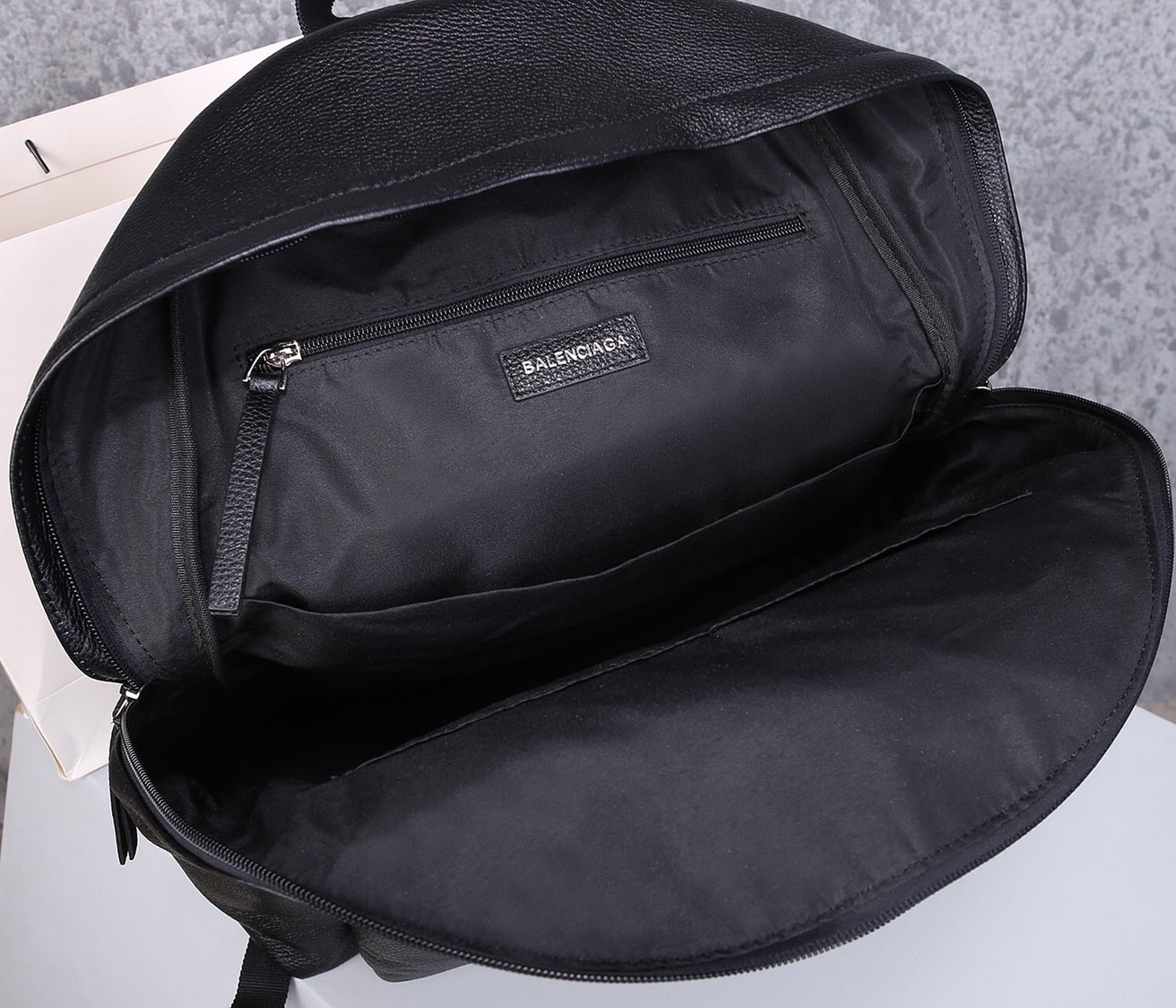 超スーパーコピー後払い国内発送 Balenciaga バレンシアガ バッグ 実物の写真 N品代引き対応送料無料安全必ず届く信用できるサイト