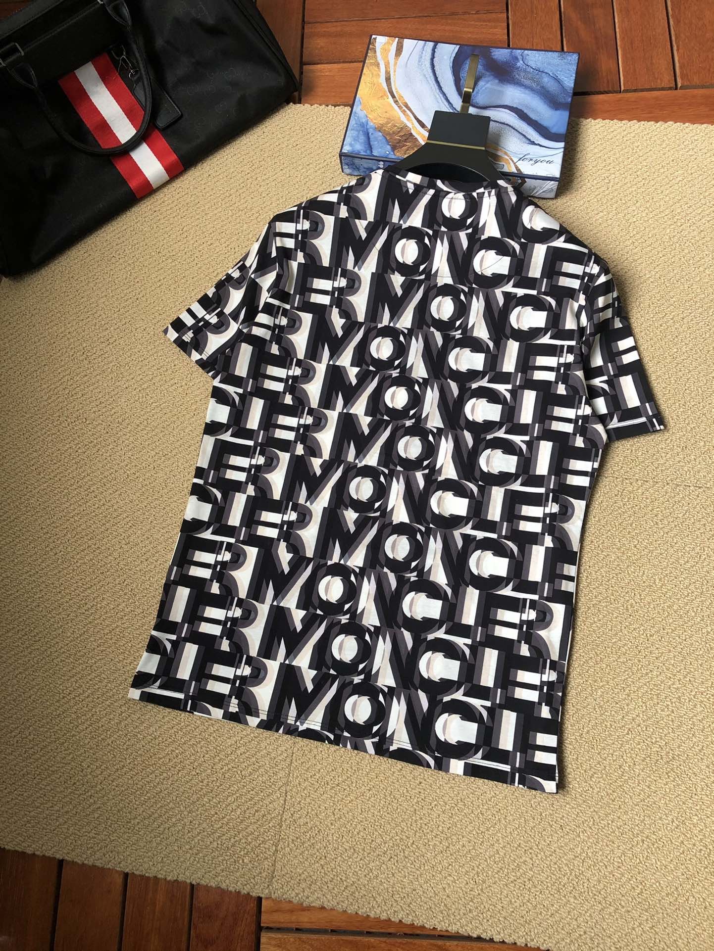 国内発送後払いモンクレール Moncler 半袖 メンズ/レディース Tシャツ 実物の写真 スーパーコピーTシャツN品代引き対応送料無料安全必ず届く信用できるサイト