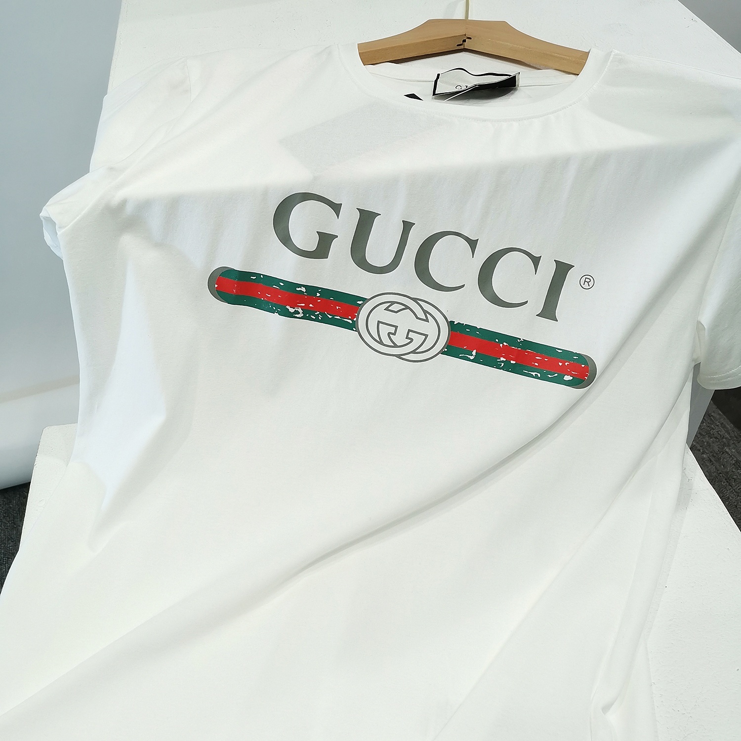 人気が爆発 Gucci グッチ Tシャツ メンズ/レディース ラウンドネック半袖  実物の写真 スーパーコピーN品代引き対応国内発送後払い送料無料安全必ず届く信用できるサイト