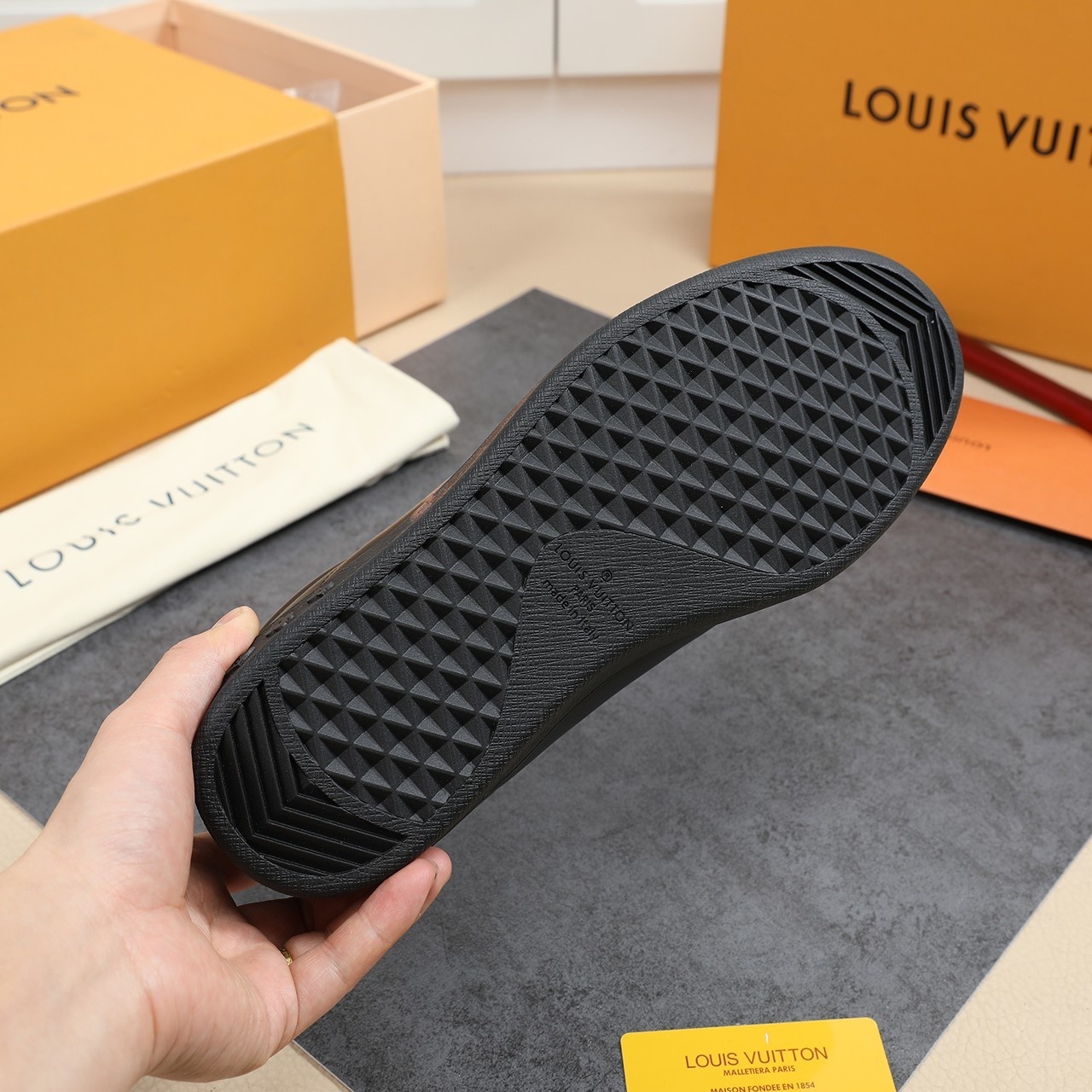 おしゃれ新入荷ルイヴィトンLouis Vuittonメンズ スニーカー 実物の写真 スーパーコピー靴代引き可能国内発送後払い安全必ず届く信用できるサイト