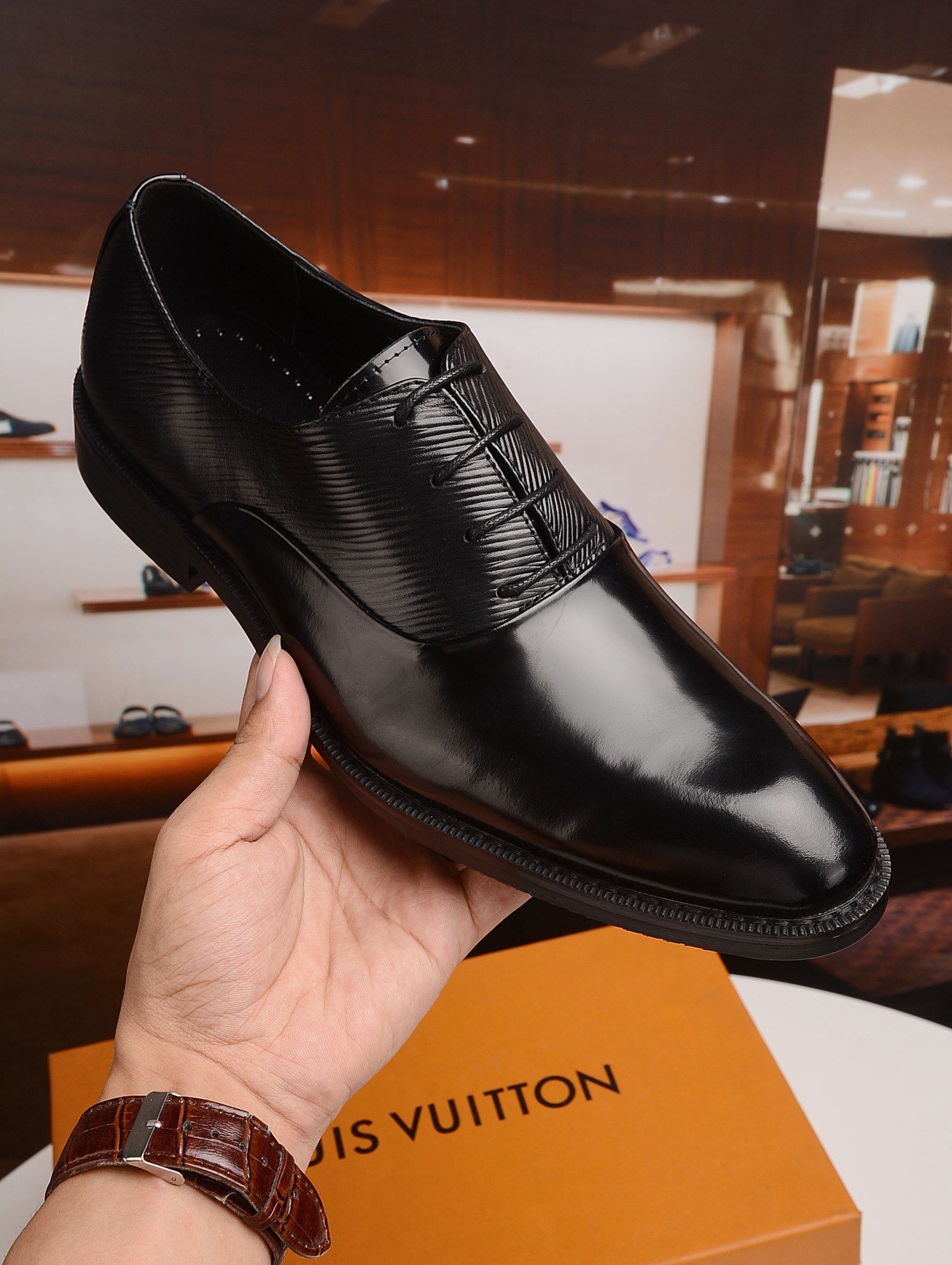 おしゃれ新入荷ルイヴィトンLouis Vuittonメンズ ビジネス革靴 実物の写真 スーパーコピー代引き可能国内発送後払い安全必ず届く信用できるサイト